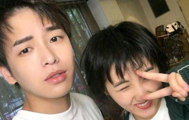 张子枫和tfboys一起上《快乐大本营》的时候很安静,基本上没有太多