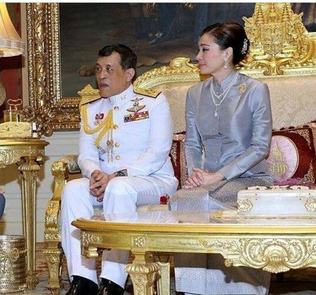 这位国王甚至将一些慰问品上都画上了这些简笔画,就连素缇达王后都不