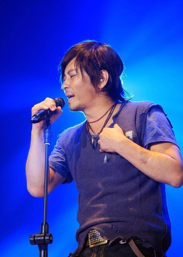 他曾经红极一时,却遭人嫉妒下毒毁掉嗓子,如今却孤身一人退隐_王杰