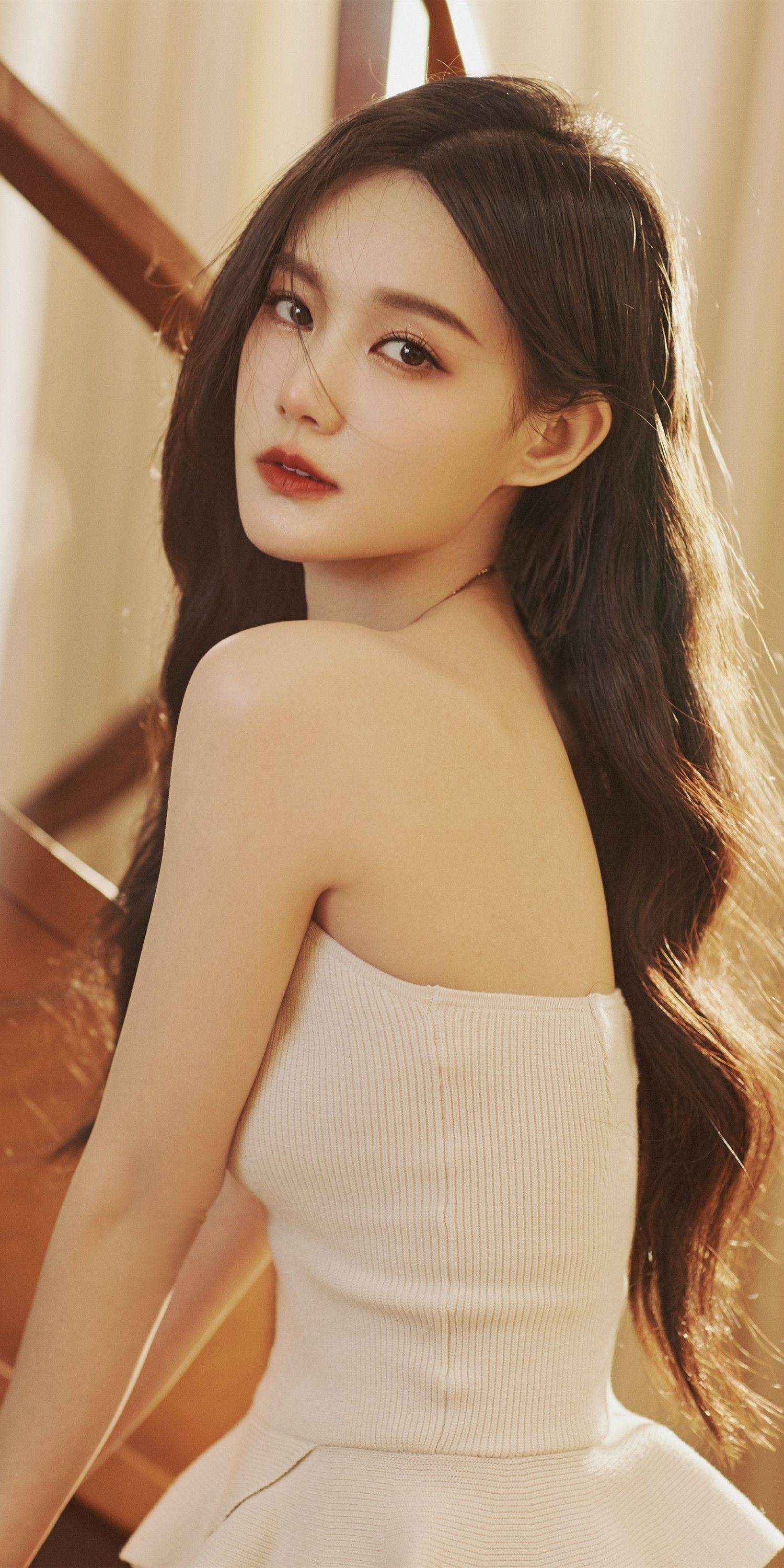 李一桐白色抹胸装性感写真_网友_锁骨