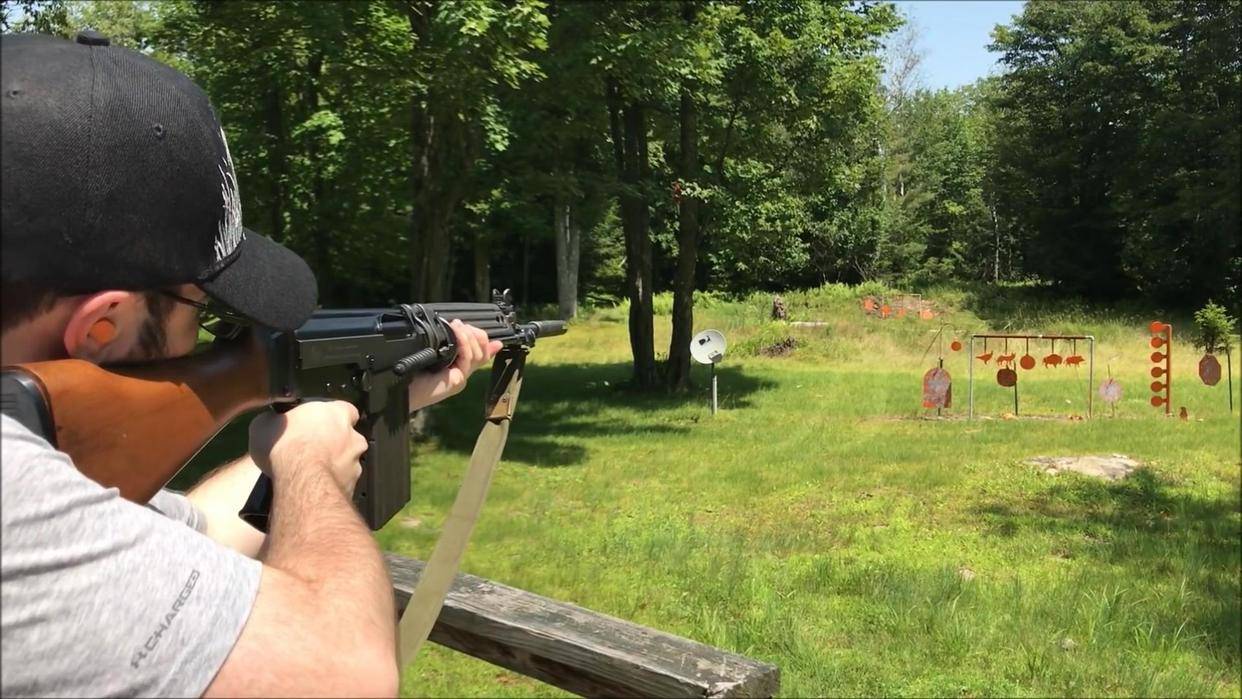 与一些现代突击步枪相比,stg58的射速较低,可能在某些战斗情况下不