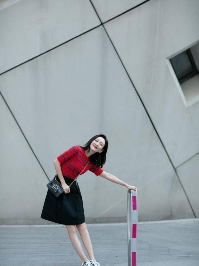 王鸥真的挺有少女感的,穿短裙能穿出女团范,哪像快40的样子_裙子_感觉