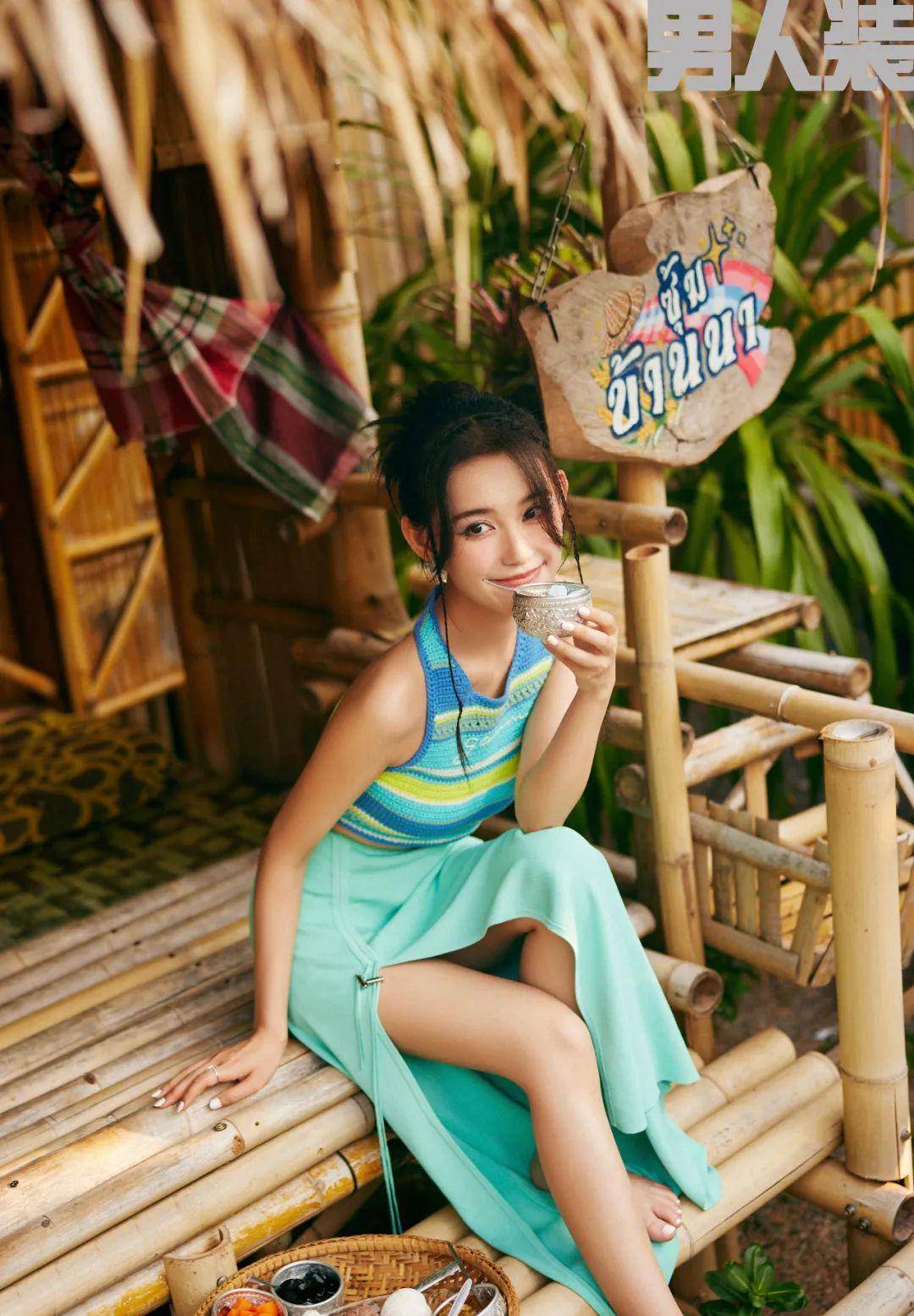 22岁蒋依依《男人装》五月封面,粉红色抹胸短火裙,饰演性感女郎_背心