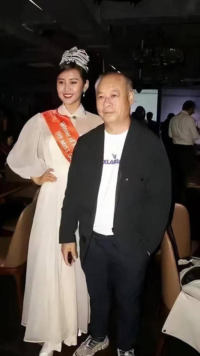 60岁李宁与62岁妻子同框如隔代人,他沧桑像爷爷,妻子风韵犹存_西装