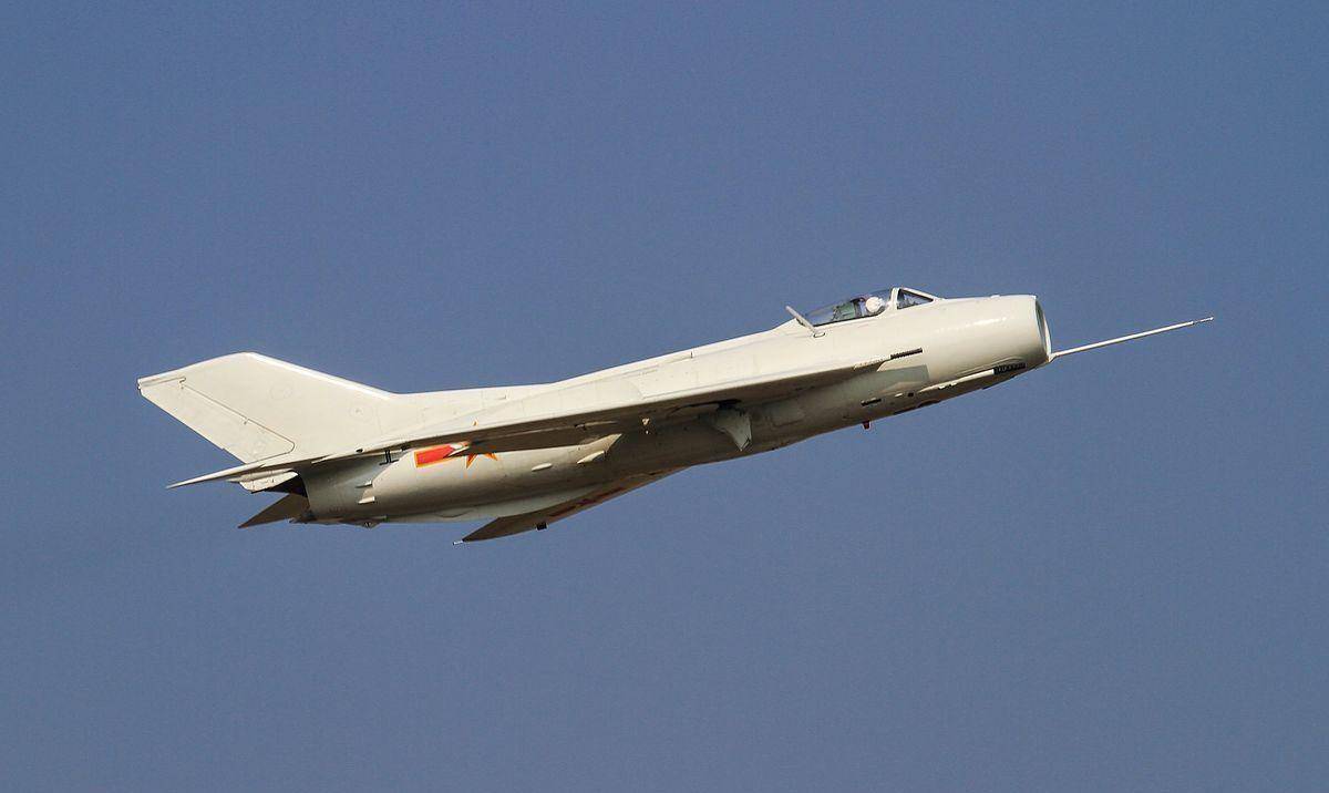 1981年中国空军取消订单,英国索要巨额赔偿,关键时刻约
