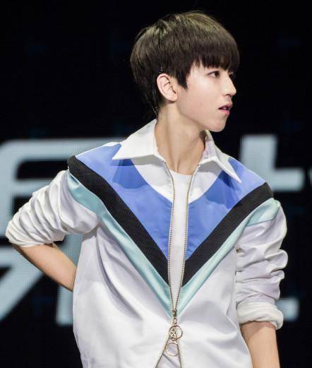 王源腹肌上热搜,易烊千玺腹肌同样霸气,网友:只差王俊凯!