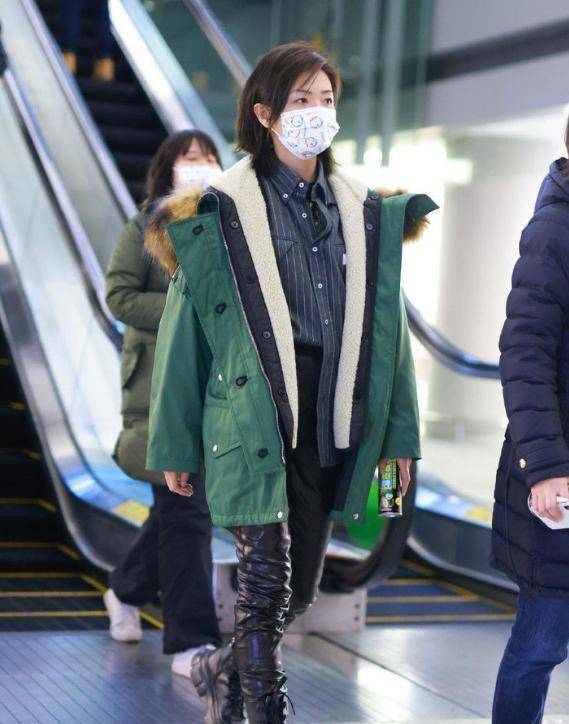 风格在很大程度上也有内帷的帮助,由于外套保暖,内帏主要采用轻薄面料