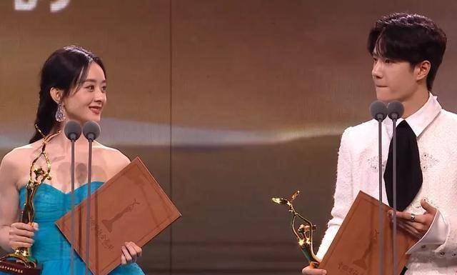 王一博获奖感言奇怪,童瑶获视后很激动,赵丽颖成为大赢家_童谣_谭松韵