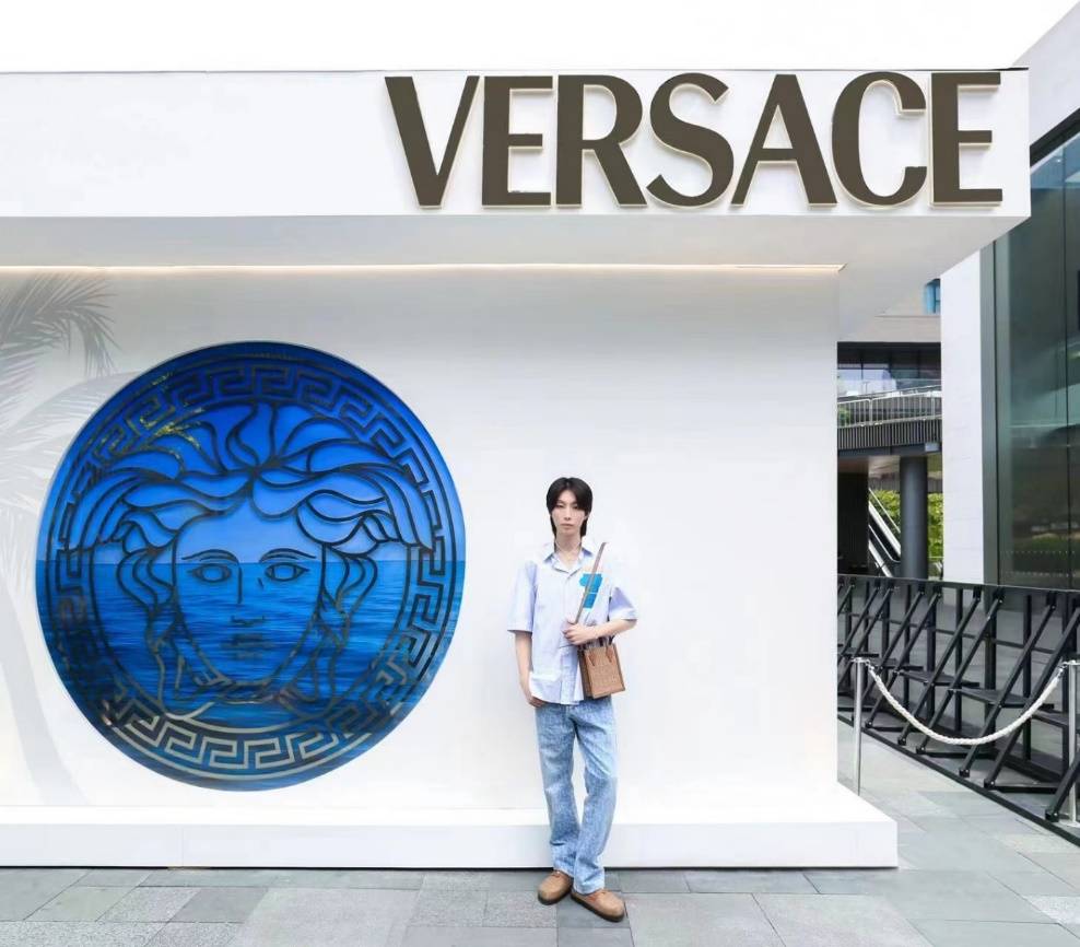 多位明星亮相versace成都太古里限时精品店_allover_度假_夏日