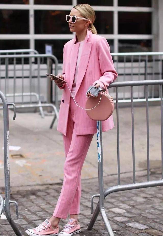 的粉色系确实不好驾驭,无论是肤色黯淡,还是气场弱小,都很容易"翻车"