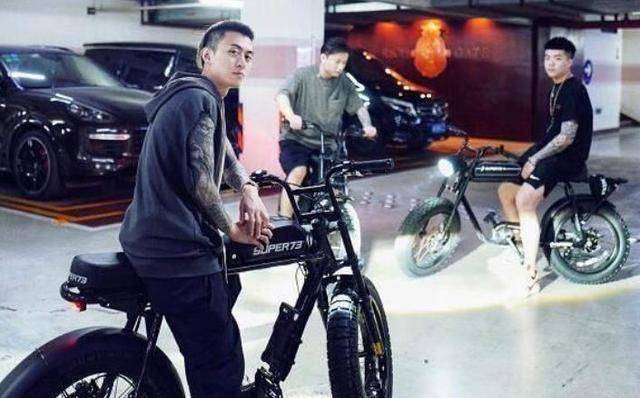 原创
            网友问秦奋：输液吗？秦奋的回答让人敬佩，人品好没话说（秦奋的表）