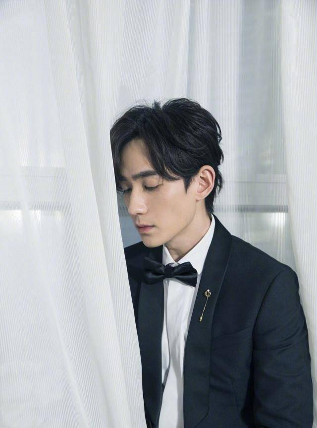 温柔男神朱一龙,毛衣和西装都能穿出自己的气质,气质无关年纪_男孩子