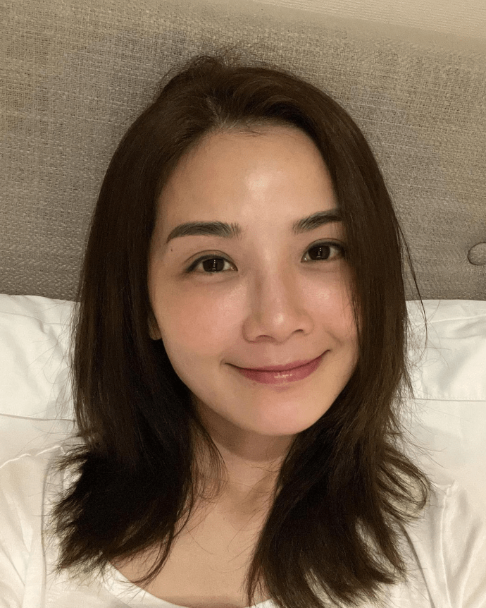 40岁蔡卓妍无滤镜生图流出,脸容看起来有些憔悴,法令纹更明显