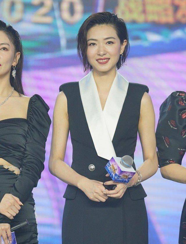 万茜张雨绮同框画面太美了,气质搭配,很时髦