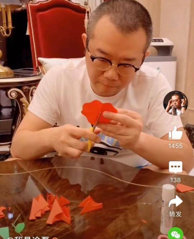 眼里充满着爱意望着小丸子,这样的涂磊