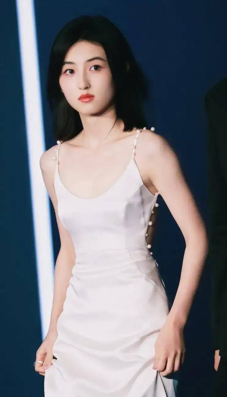 23岁张子枫白色露背长裙,性感的后背设计让红毯炸裂!_魅力_网友_造型