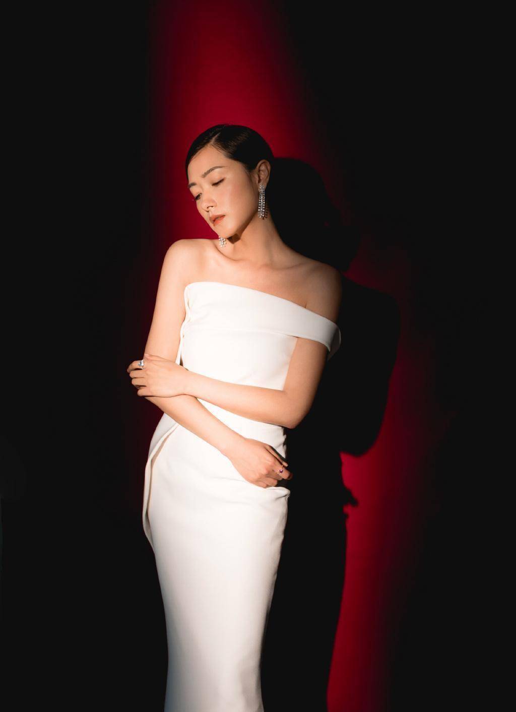 万茜也变高调了,半身裙下摆缀满流苏,坐凳上美腿白皙超迷人_宋茜_黑色