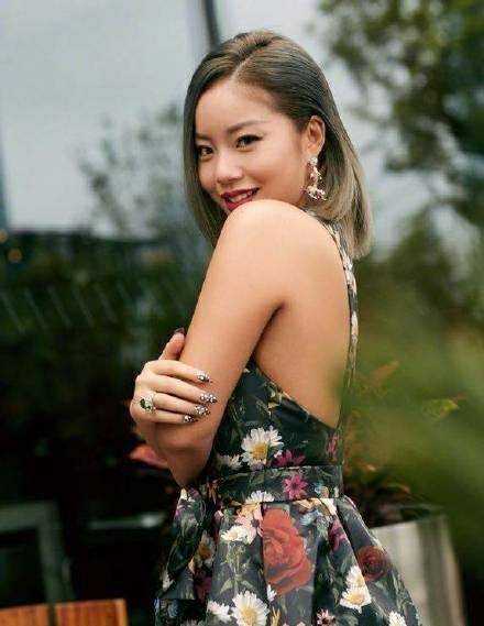 王菊时装周走秀,肚子上的赘肉好抢镜,可菊姐那份自信让我佩服_身材