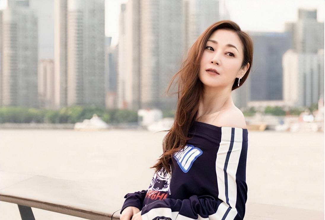 对比她现在和年轻时的照片,我们可以看得出,出道已经三十多年的万绮雯