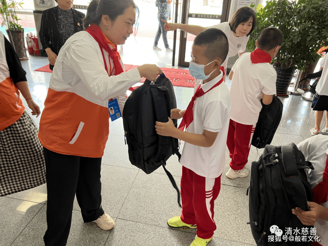 清水慈善在大连市西岗区兆麟小学开展"点亮困境学子读书梦"活动_生活