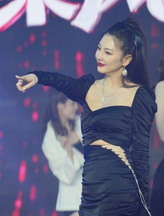 万茜张雨绮同框画面太美了,气质搭配,很时髦_时尚_张武_万石和