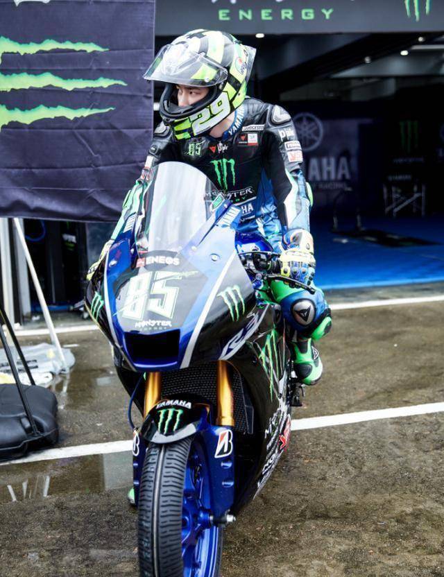 王一博摩托车赛被撞摔车极惊险,对手与他人击掌,竞争方全体欢呼_比赛