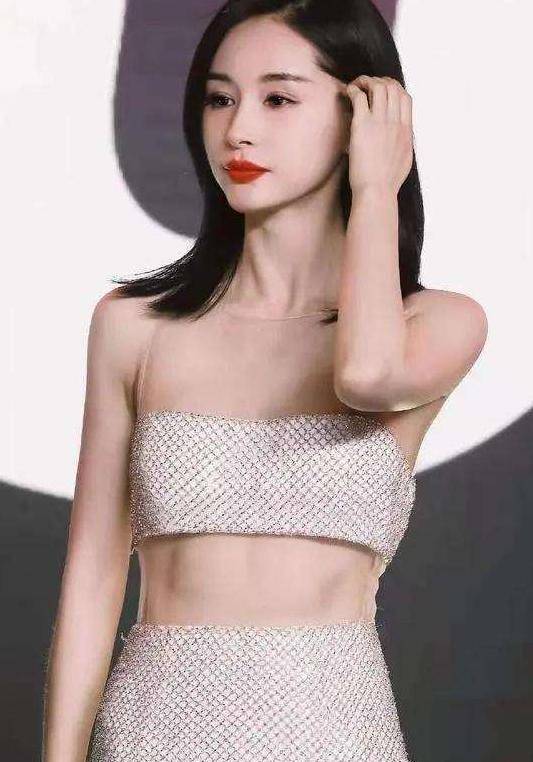 王子文真是太"省布料"了,明明没穿多少却一丝没露,简直太美了_因为