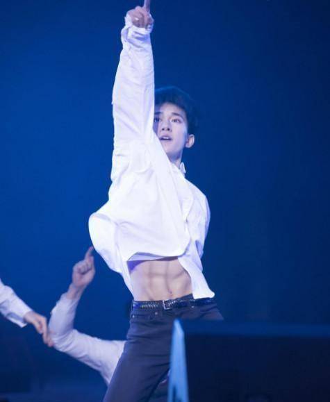 王源腹肌上热搜,易烊千玺腹肌同样霸气,网友:只差王俊凯!