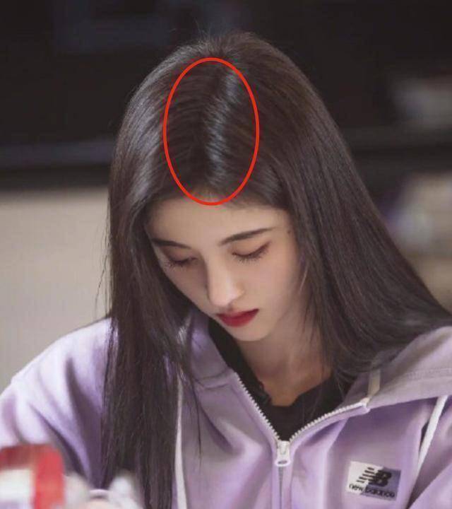 网友找到鞠婧祎头发没缝的方法,没植发没垫发片,大家误会她了!