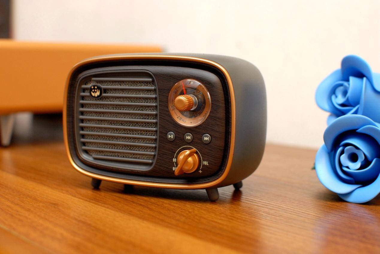 经典复刻成为潮人们的娱乐中心：熊猫1936 D36复古收音机蓝牙音箱