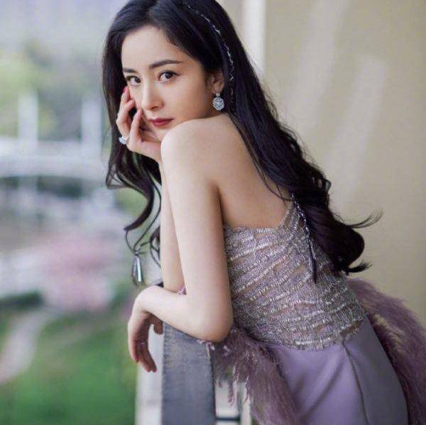 为证明自己不是"假臀部",杨幂再挑战修身裙,有无作假不言而喻_身材