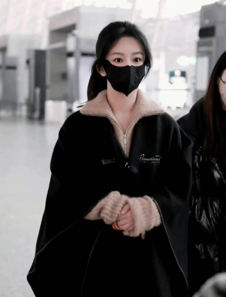 30岁杨紫身穿卫衣搭配凉鞋现身机场,时髦有型!_时尚_外套_服装