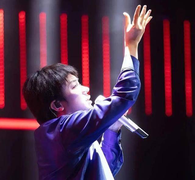 王祖蓝这次在《百变大咖秀》上的亮相也可谓是一鸣惊人_内地_发展