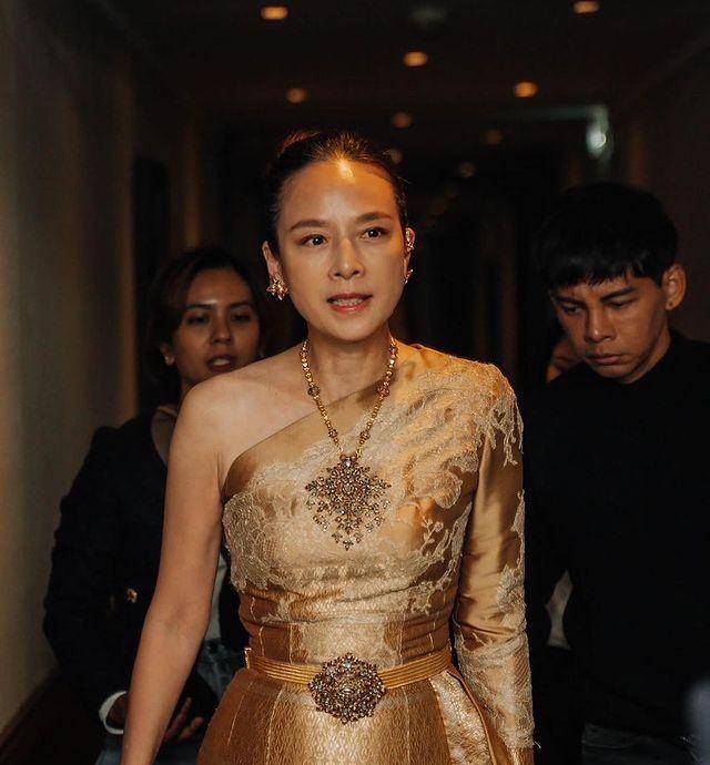 身穿金色泰服走红毯好美,精致得像个少女_伍伦_传统_中国