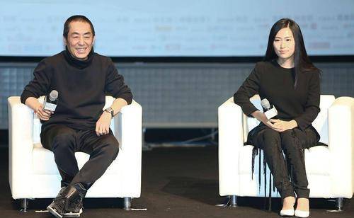 张艺谋晒全家福,小31岁妻子气质出众,一家三口像是三代人_陈婷_巩俐