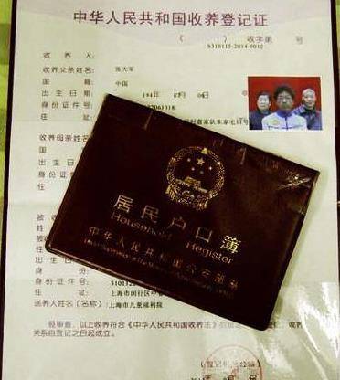 21年前,上海阿婆收养黑人小孩,幸运地成为上海人,现在已上大学_朱军龙