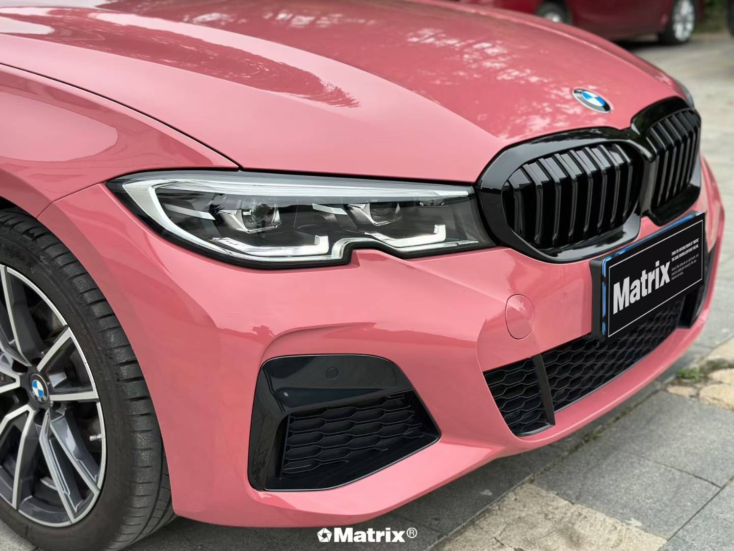 宝马3系matrix矩阵改色膜摩根石红,散发着迷人的光彩_粉色_宝石_乌梅