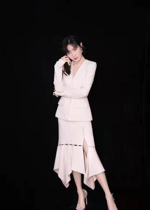 万茜独创的"亚洲蹲",尽管很多人都尝试了,但大家难度有点高_锻炼_身材