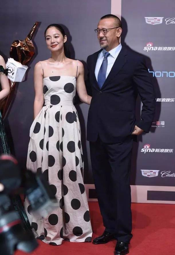 姜文老婆周韵人淡如菊,穿波点吊带裙同框许晴,尽显高雅气质_连衣裙