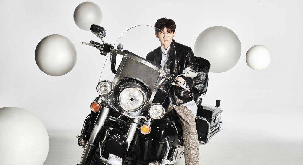 王源工作室也晒出了视觉海报,源哥骑着摩托车,穿着皮夹克,踩着小皮鞋
