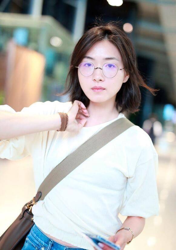 万茜短发披肩,搭配复古眼镜,身穿长牛仔裤都藏不住她的大长腿_显得_的