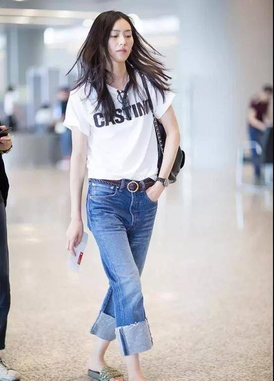 拖鞋也能时髦到起飞,明星也爱穿拖鞋,解放双脚最舒服!