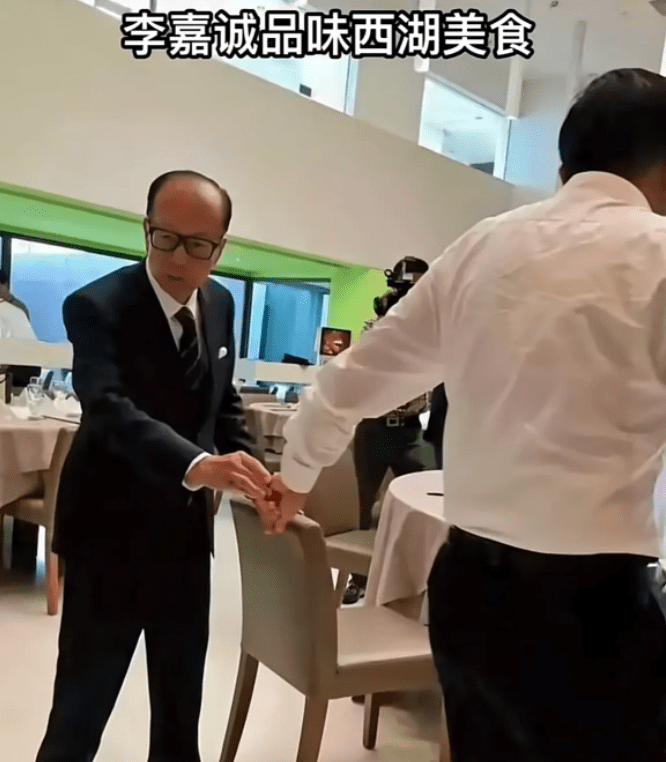 94岁李嘉诚与好友同游西湖,吃苍蝇小馆亲点菜肴,李泽楷未陪同_杭州