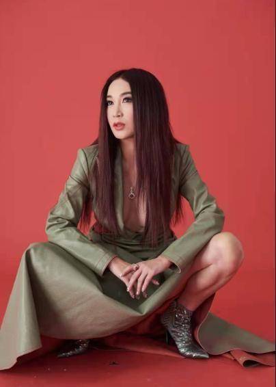 温碧霞晒写真,年过五十不输年轻小花,穿衣大胆一改少女风_气质_巴厘岛