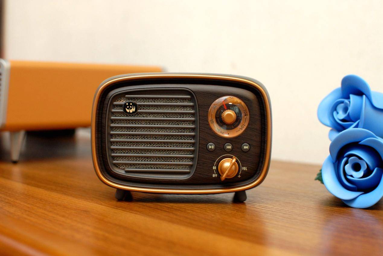 经典复刻成为潮人们的娱乐中心：熊猫1936 D36复古收音机蓝牙音箱