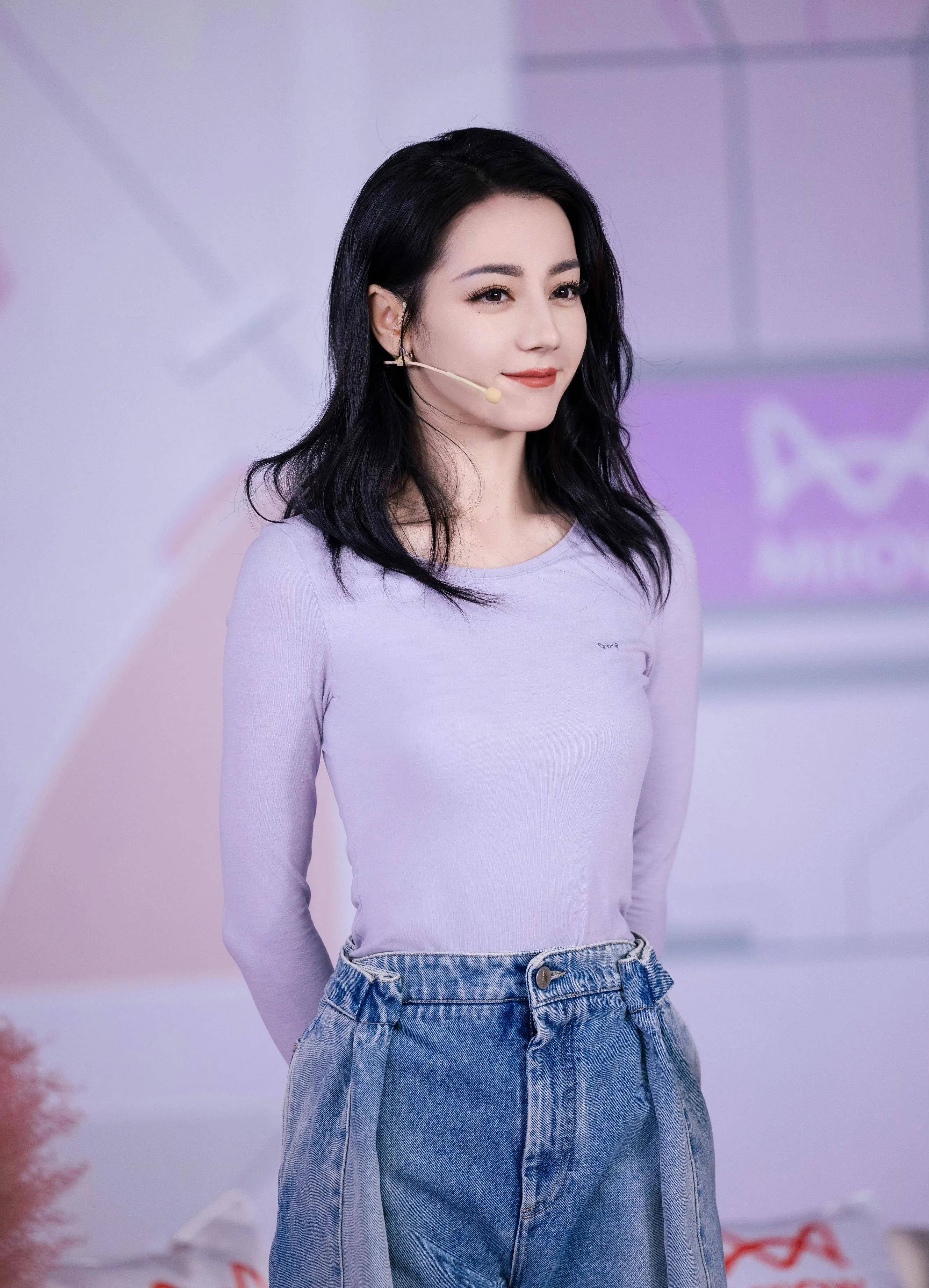 迪丽热巴直播时身着保暖衣,身材纤细惹人注目,搭配牛仔裤简约大气