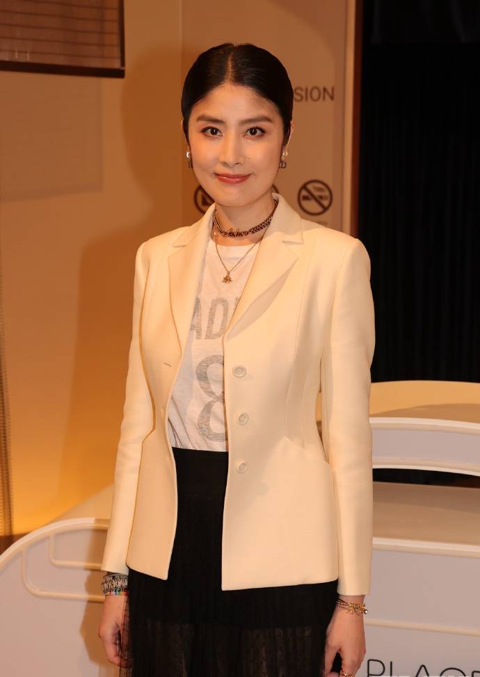 女星陈慧琳展出珍藏手袋,其中一个与张学友有关,明年会开演唱会_儿子