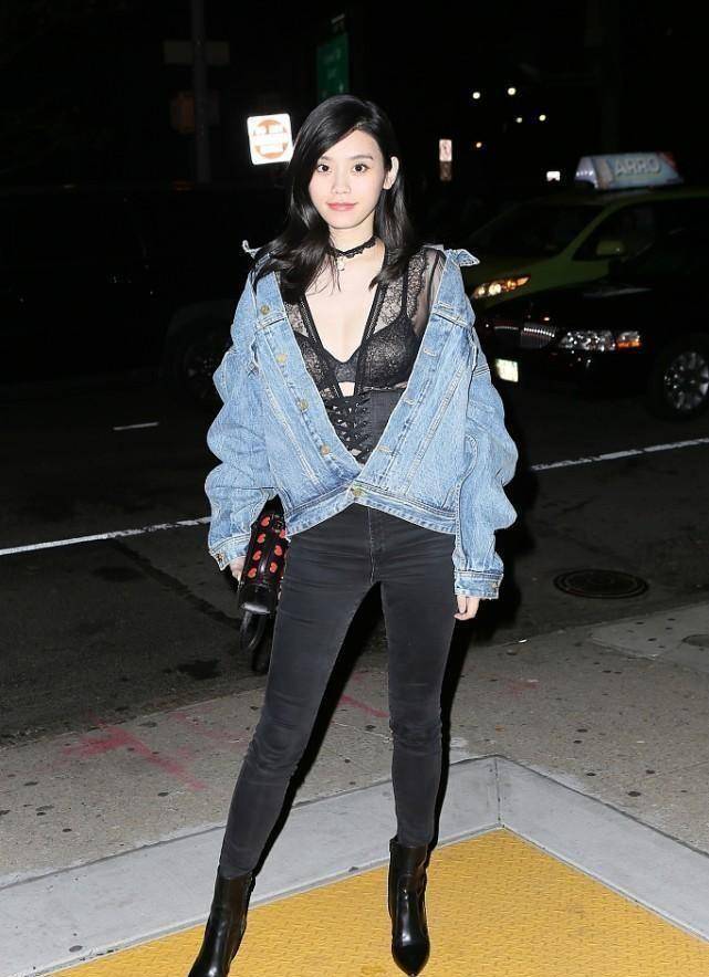 奚梦瑶穿衣挺特别的,里面穿蕾丝又薄又透,但牛仔夹克配得挺温暖_外套