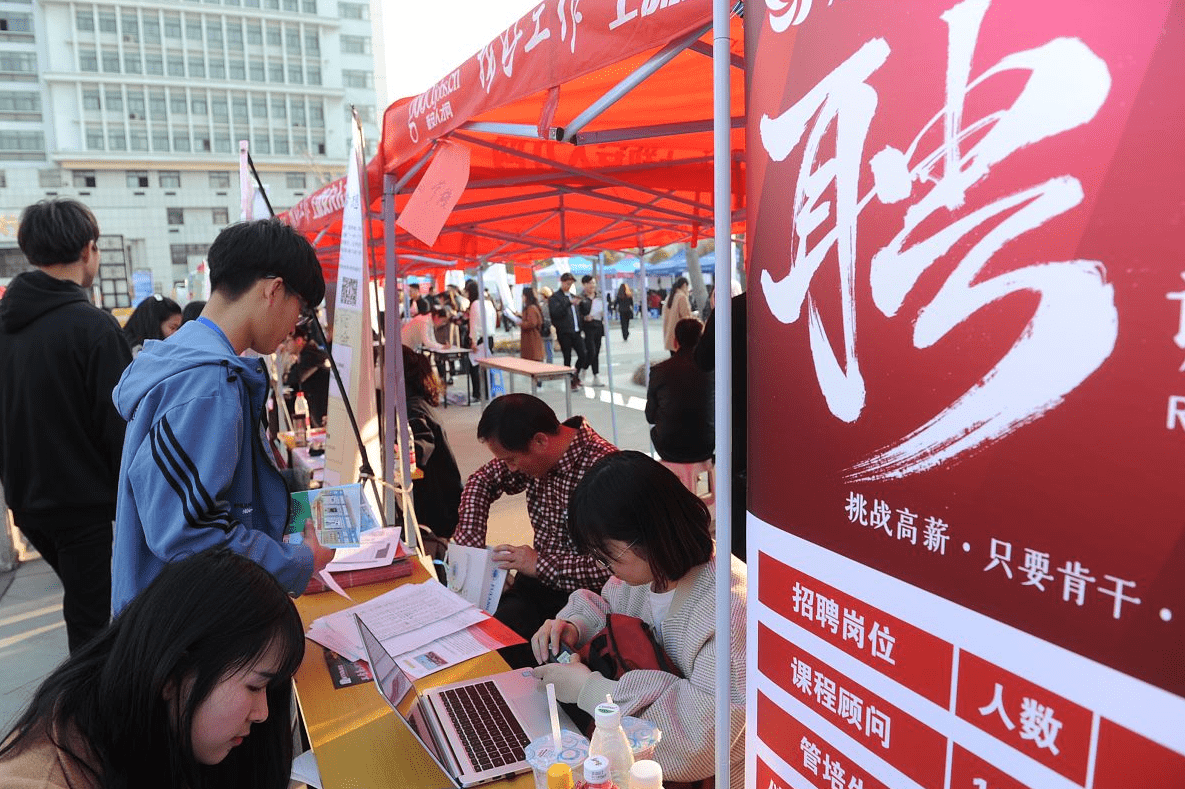 不同於中國郵政,中國鐵塔只面向2024屆畢業生,不過二家單位對學歷的