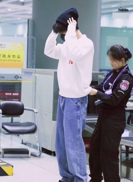 肖战化身风度翩翩的红衣公子和温暖的白衣少年,你对哪个心动了_卫衣和